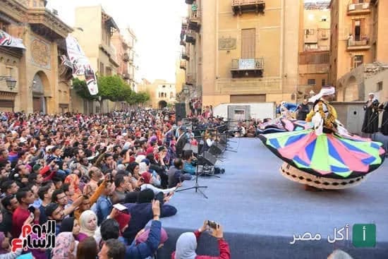 عرض تنورة فلكلوري أمام حشد كبير من الزوار في شارع المعز بمنطقة بيت القاضي التاريخية بالقاهرة.