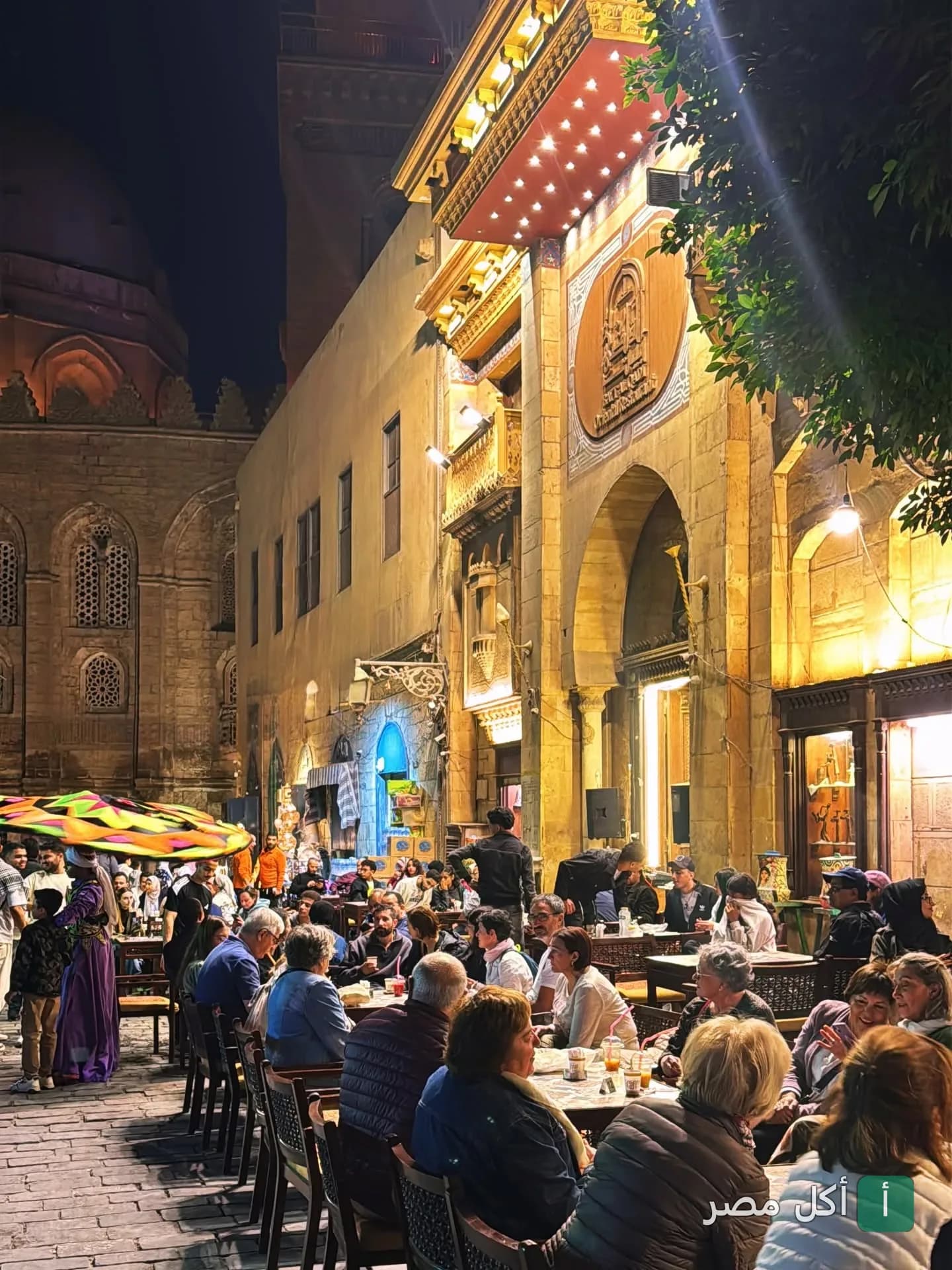 جلسات خارجية في مطعم شارع المعز ساقية بيت القاضي التاريخي بالجمالية ليلاً