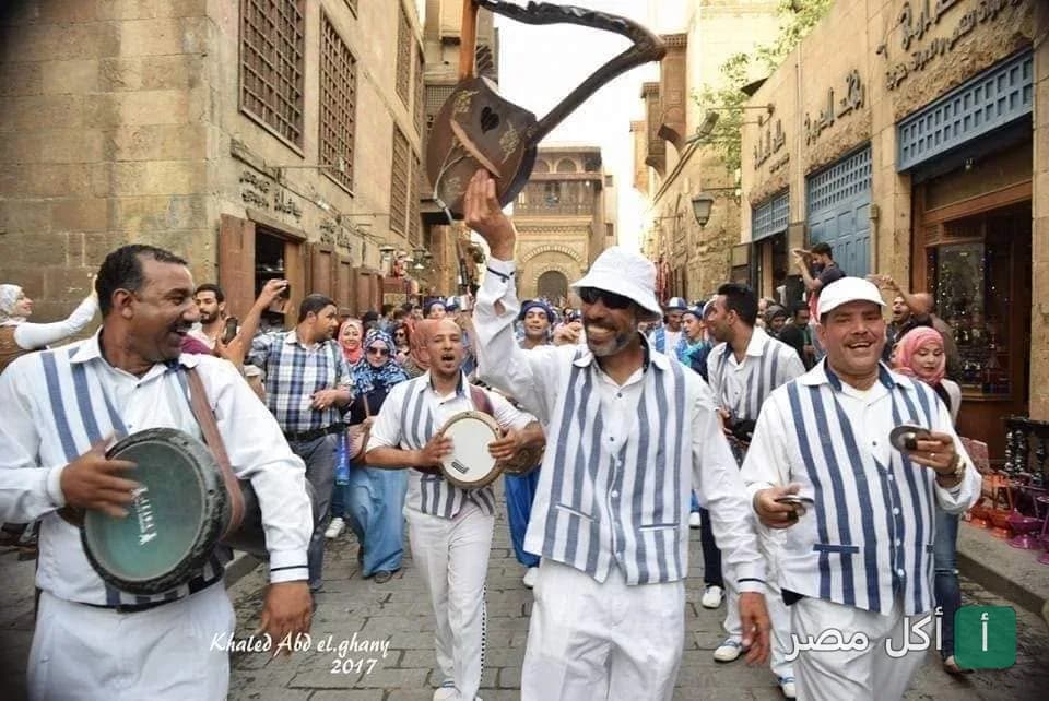 فرقة موسيقى شعبية تعزف في شارع المعز أمام مطعم ساقية بيت القاضي بالجمالية.