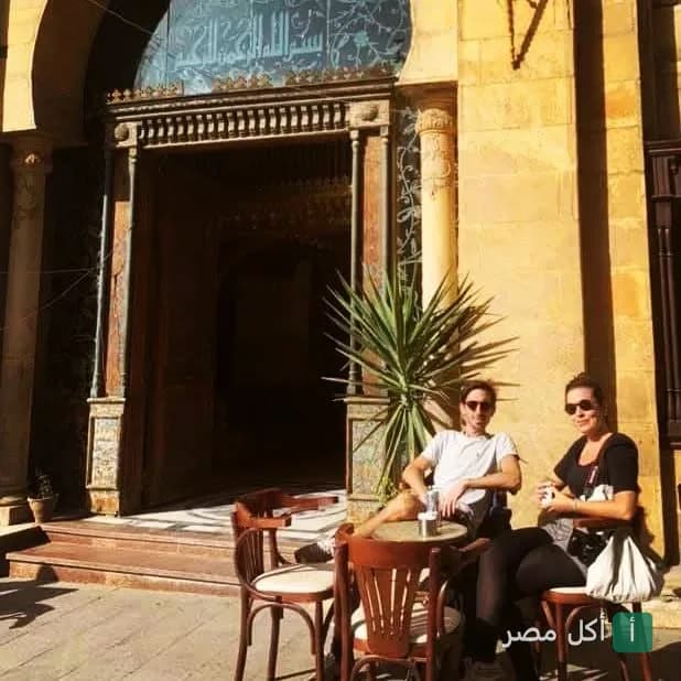 زوار يجلسون في كافيه شارع المعز ساقية بيت القاضي التاريخي بالجمالية.