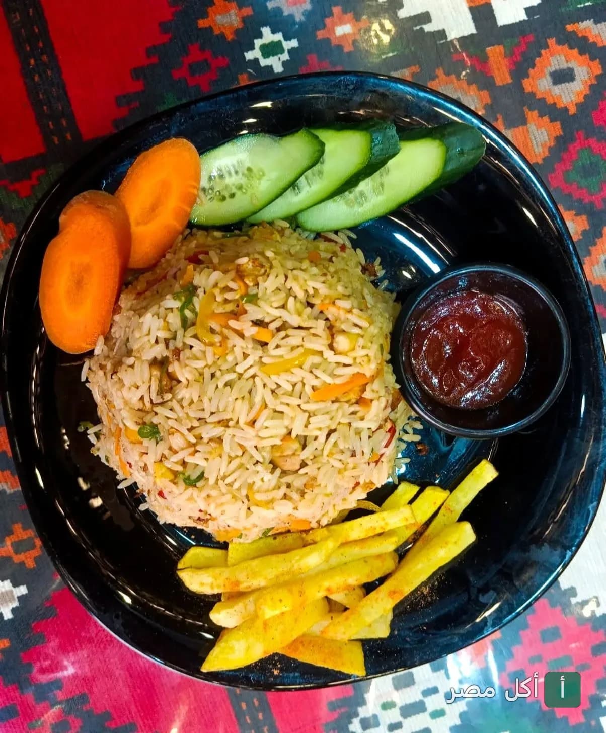 طبق أرز بالخضار مع بطاطس محمرة وخيار وجزر في مطعم الوفى بالدراسة