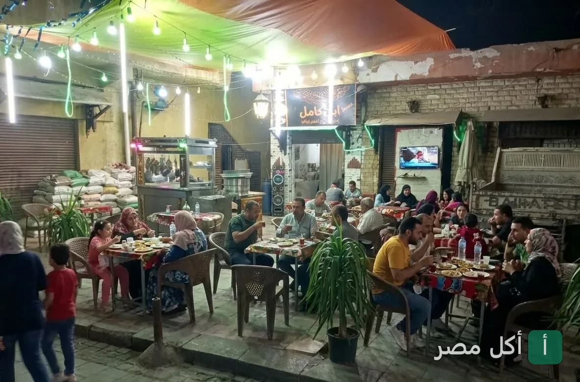 جلسات خارجية في مسمط ابن كامل بمنطقة خان جعفر في الجمالية، مع زبائن يتناولون أطباق المصمت التقليدية.