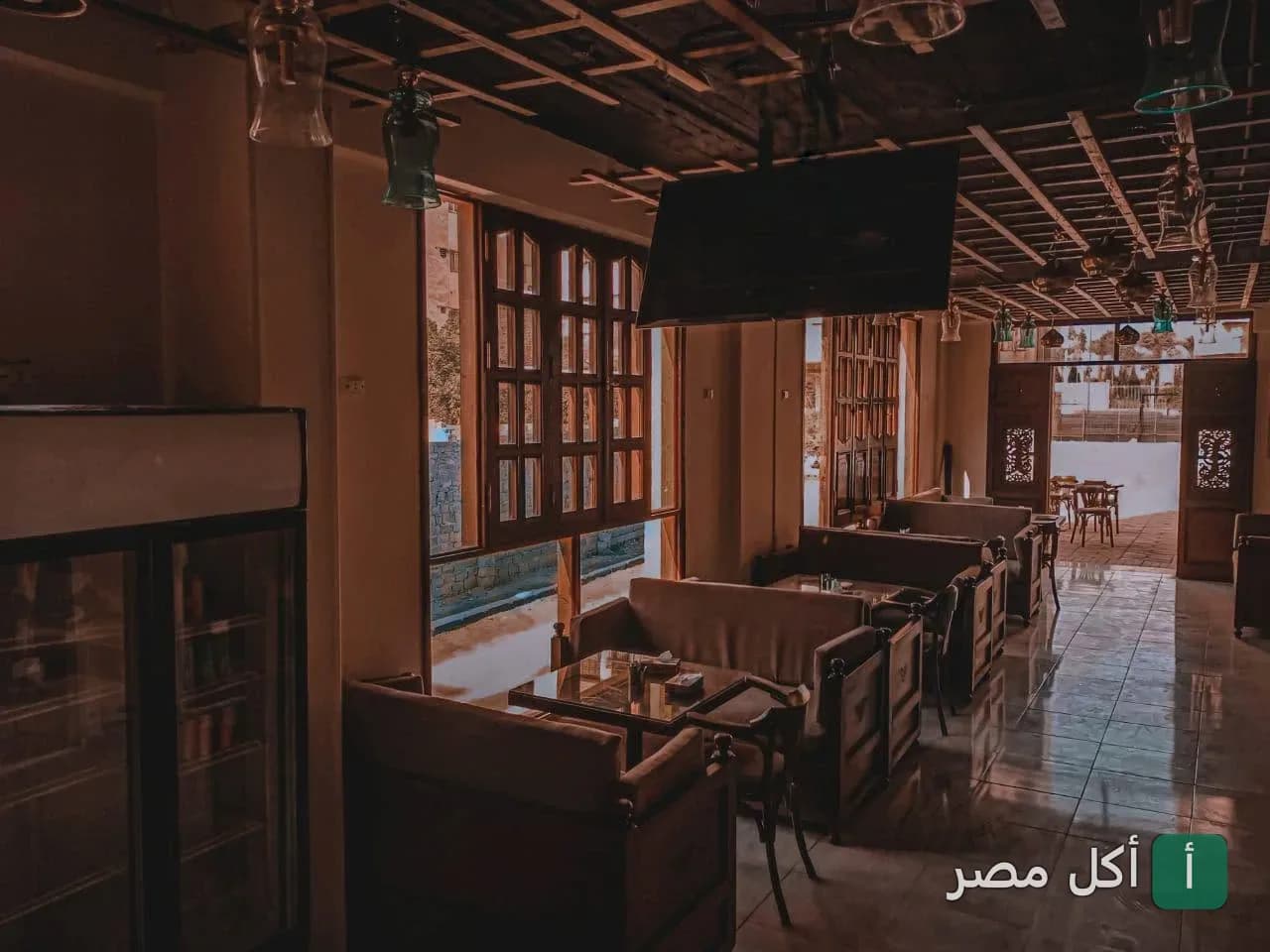 ديكور داخلي وجلسات خشبية في مطعم وكافيه بيت المعز بمنطقة الجمالية.