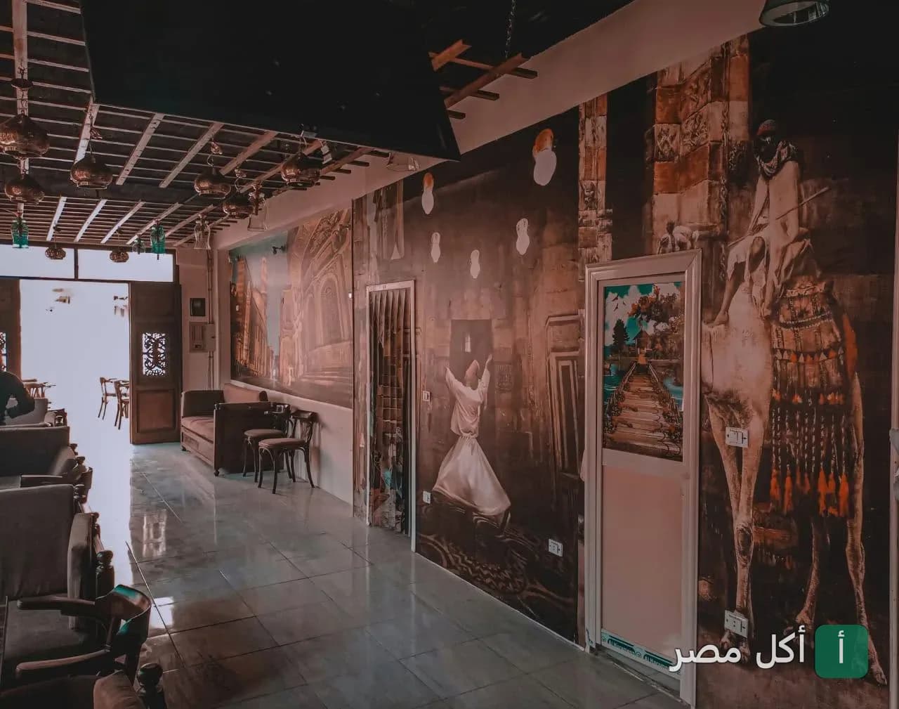 ديكورات داخلية تراثية برسومات جدارية تعبر عن التراث المصري في مطعم وكافيه بيت المعز بالجمالية.