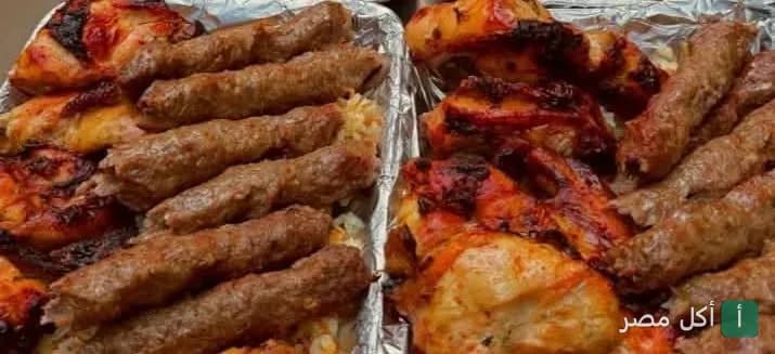 أطباق مشويات مشكلة من كباب وكفتة ودجاج مشوي في مطعم بيت المعز بالجمالية.