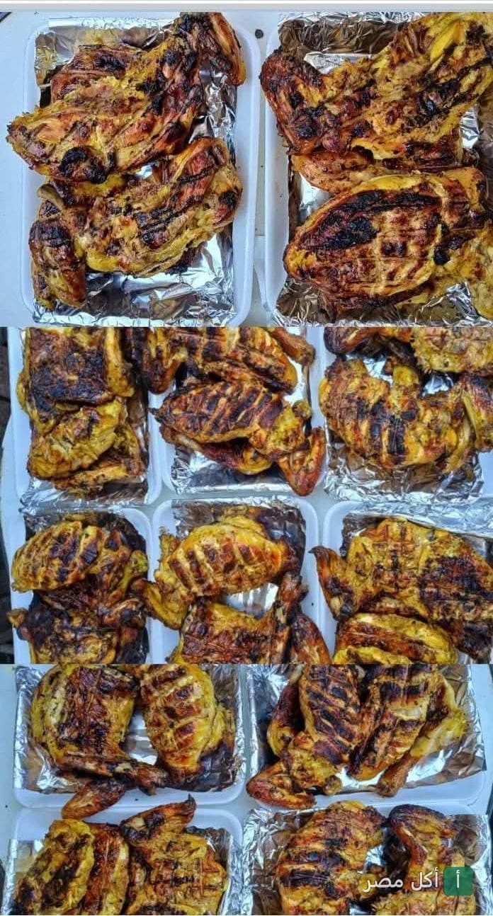 وجبات دجاج مشوي على الفحم في أطباق فويل من مطعم بيت المعز بالجمالية.