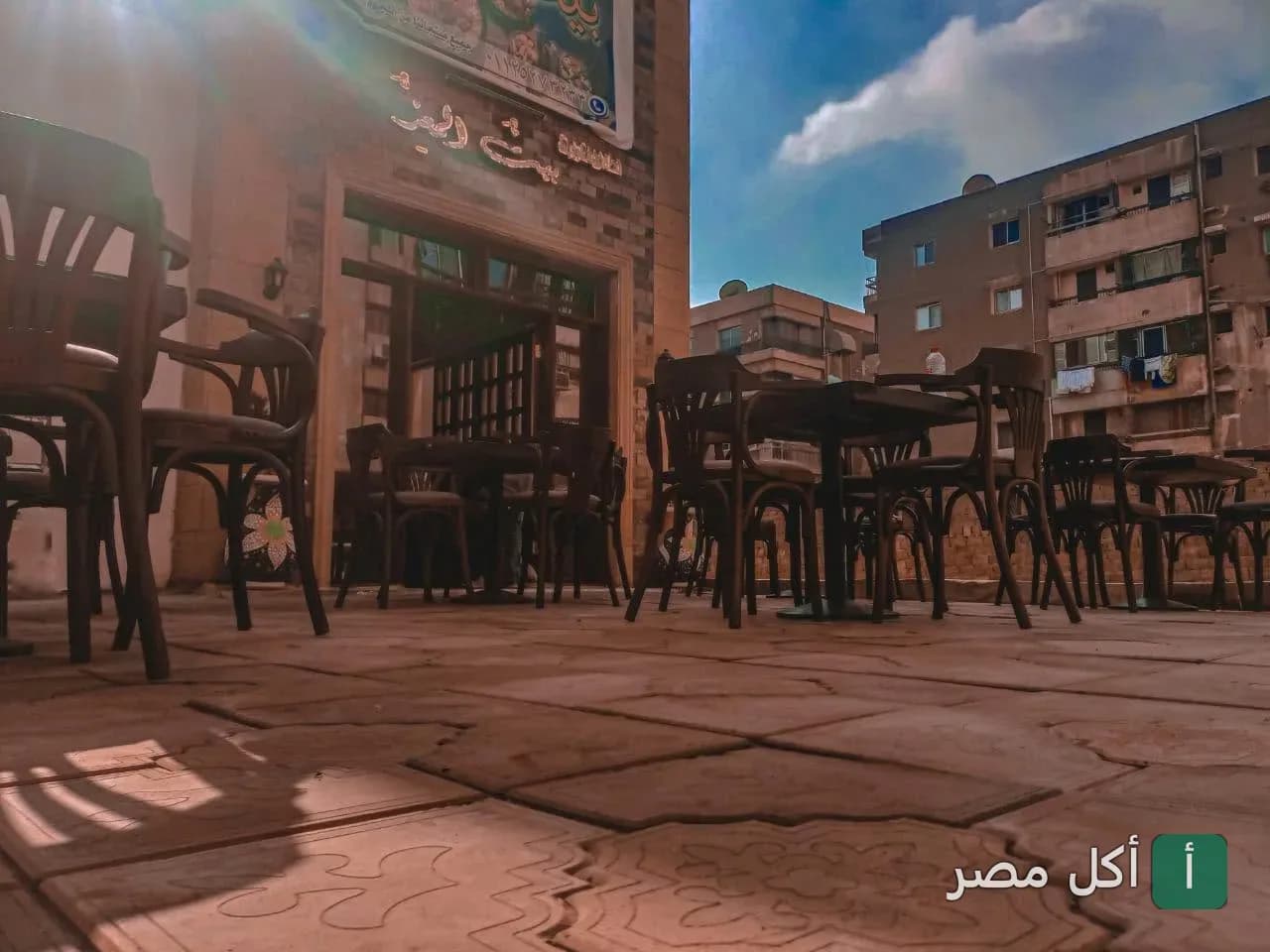 جلسات خارجية أمام مطعم وكافيه بيت المعز في الجمالية بالقاهرة.