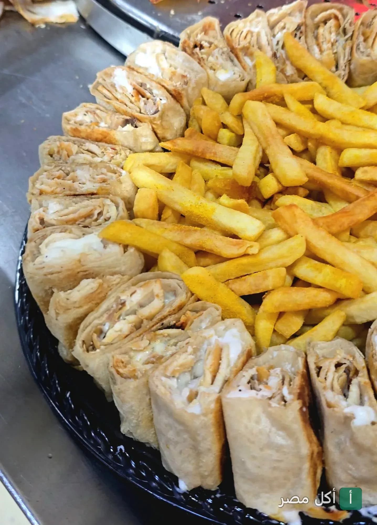 طبق شاورما مقطعة مع بطاطس محمرة في مطعم شيخ الحارة بالجمالية.