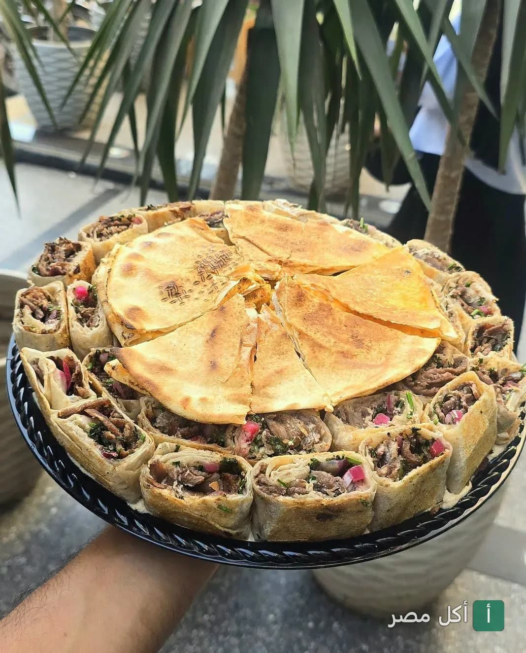 طبق شاورما لحم مقطع ومقدم مع خبز محمص في مطعم شيخ الحارة بالجمالية