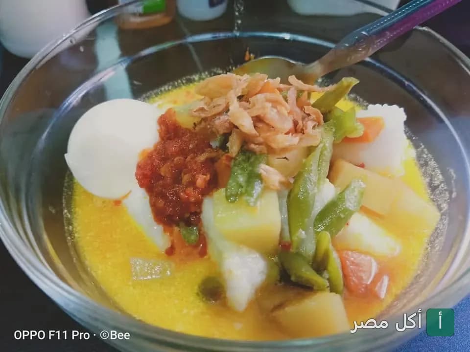 طبق حساء غني بالخضروات والبيض المسلوق في مطعم بي كوليناري بحارة سيدي معاذ بالجمالية.