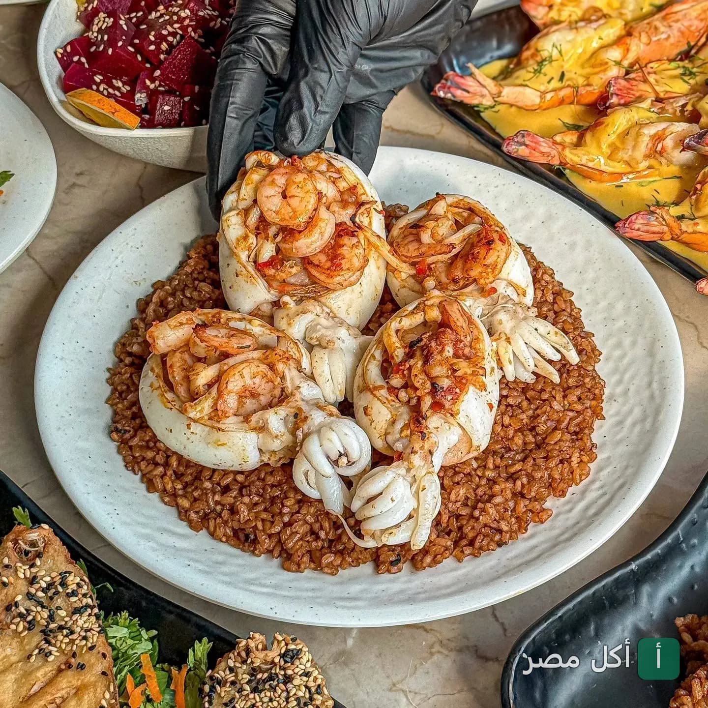 طبق سبيط محشو بالجمبري على أرز صيادية في مطعم لقمة بحر بسيدي جابر