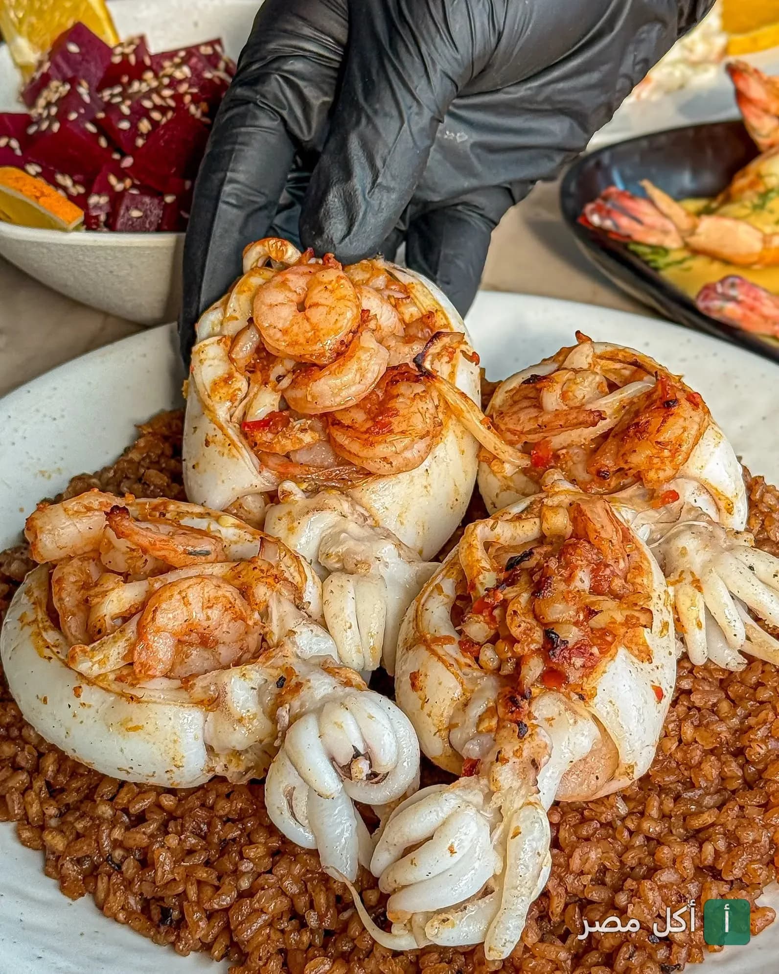 طبق سبيط محشي جمبري يقدم على أرز صيادية في مطعم لقمه بحر بسيدي جابر