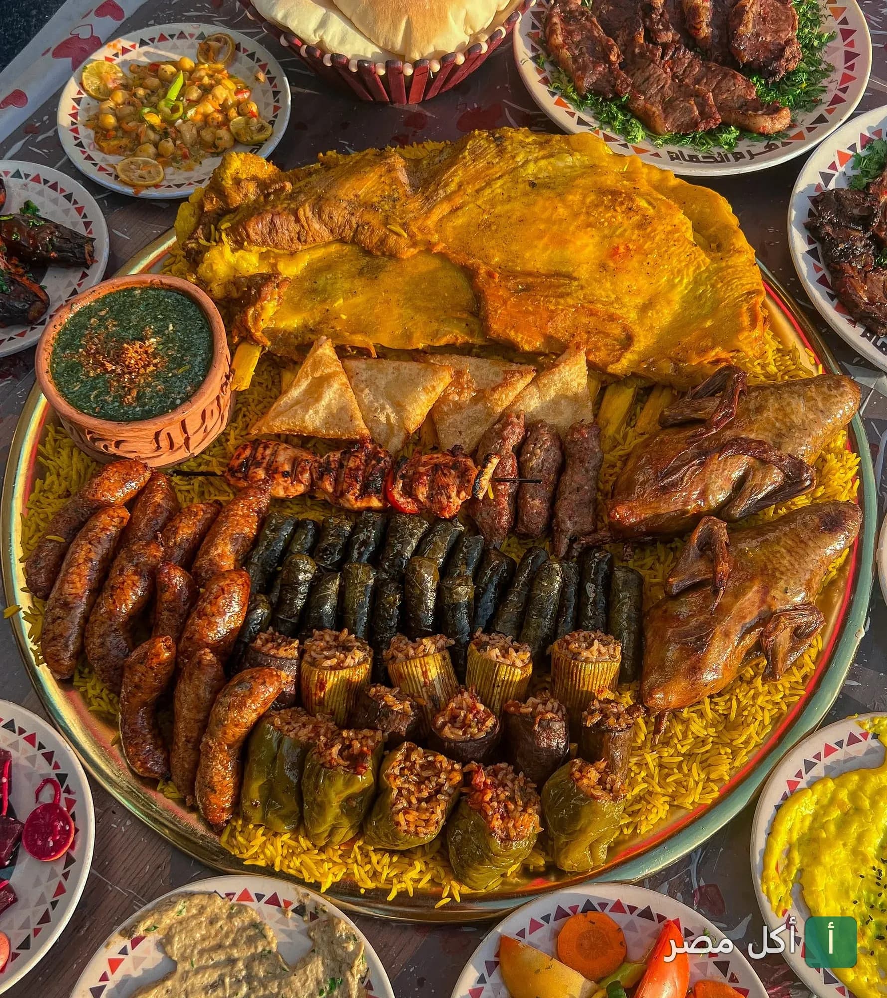 صينية مشويات ومحاشي مشكلة من مطعم هرم الحمام في سيدي جابر بالإسكندرية.