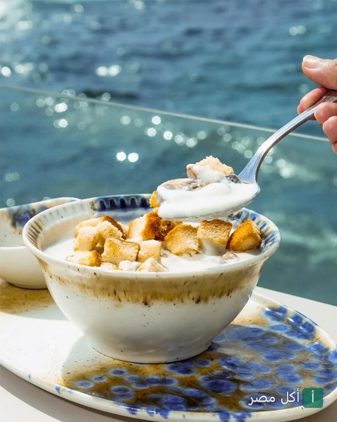 شوربة كريمة بالخبز المحمص في كافيه ويف بسيدي جابر أمام البحر.