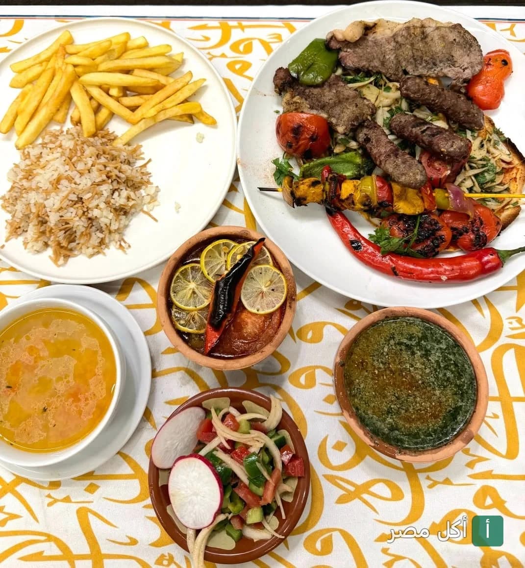 تشكيلة مشاوي مشكلة مع أرز وبطاطس ومقبلات في مطعم وودز بسيدي جابر