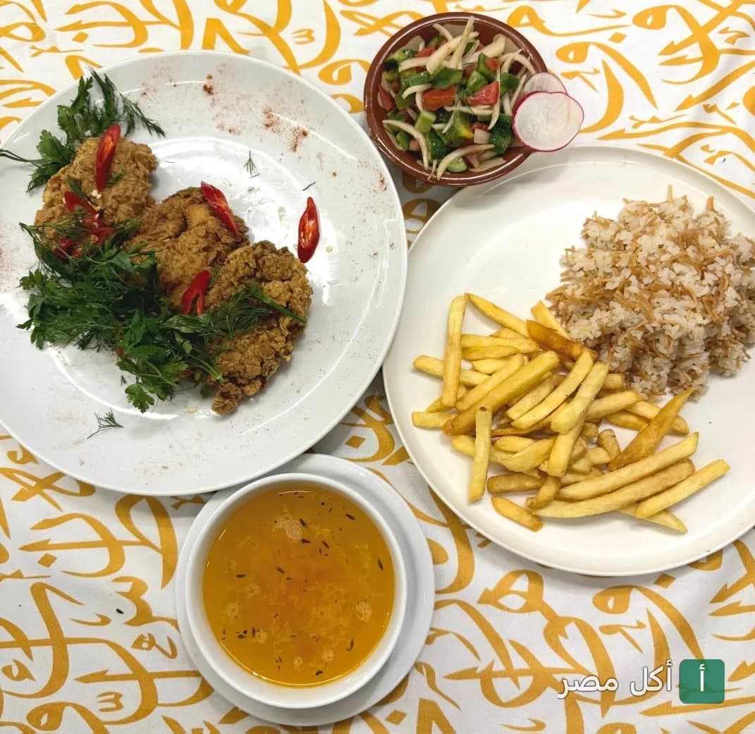 وجبة مقلية مع أرز بالشعيرية وبطاطس محمرة وسلطة وشوربة في مطعم وودز بسيدي جابر