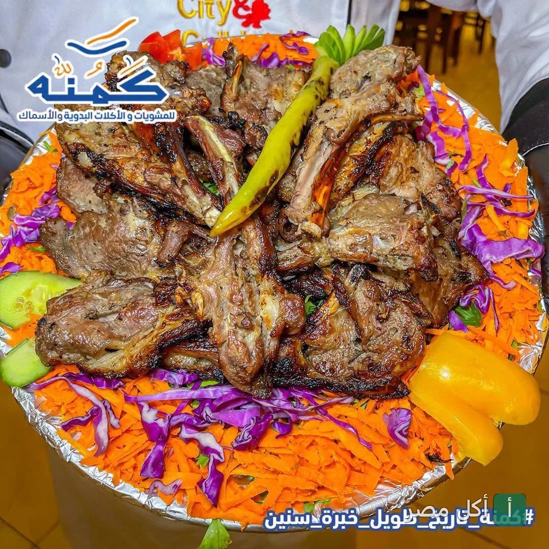 طبق مشاوي ضاني مشكل مع خضروات طازجة من مطعم كمنه في سيدي جابر بالإسكندرية.