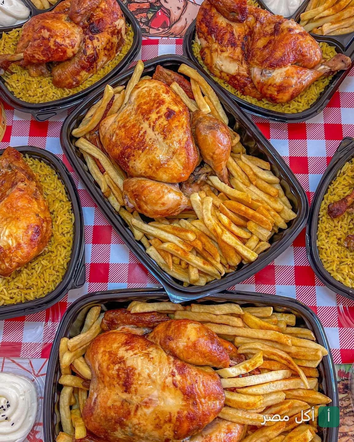 وجبات دجاج مشوي مع أرز وبطاطس مقلية في مطعم خواطر دمشقية بسيدي جابر.