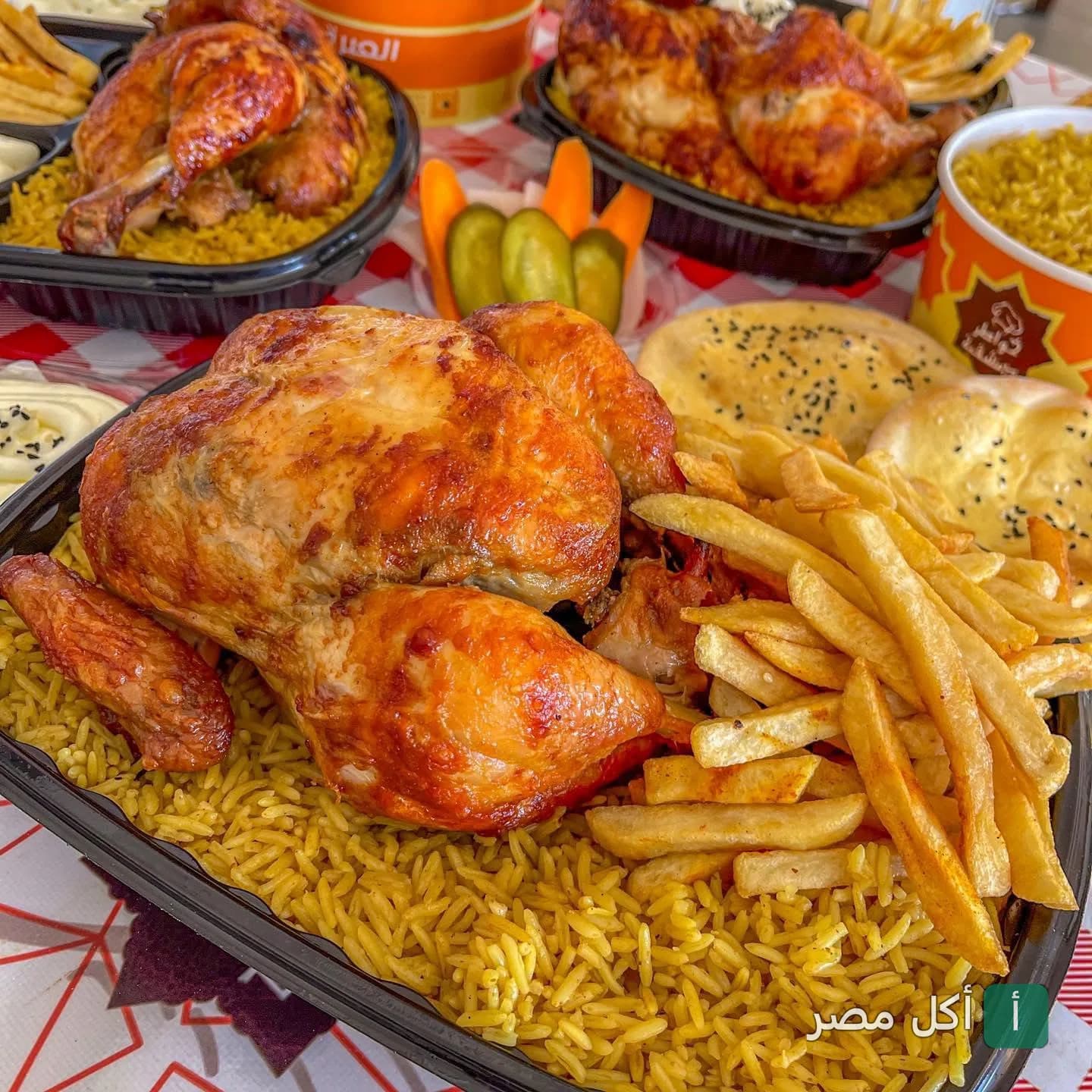 وجبة دجاج مشوي مع أرز مبهر وبطاطس محمرة من مطعم خواطر دمشقية في سيدي جابر