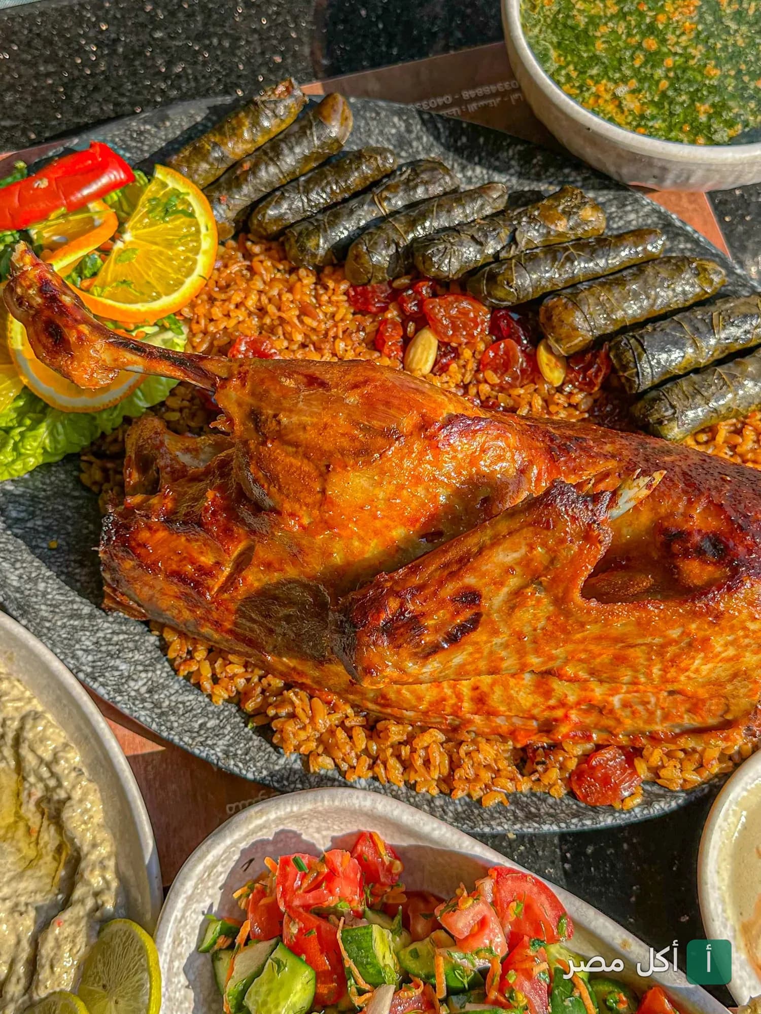 طبق رئيسي من مطعم الوطنية بطنطا يضم بط محمر مع محشي ورق عنب وأرز بالخلطة.