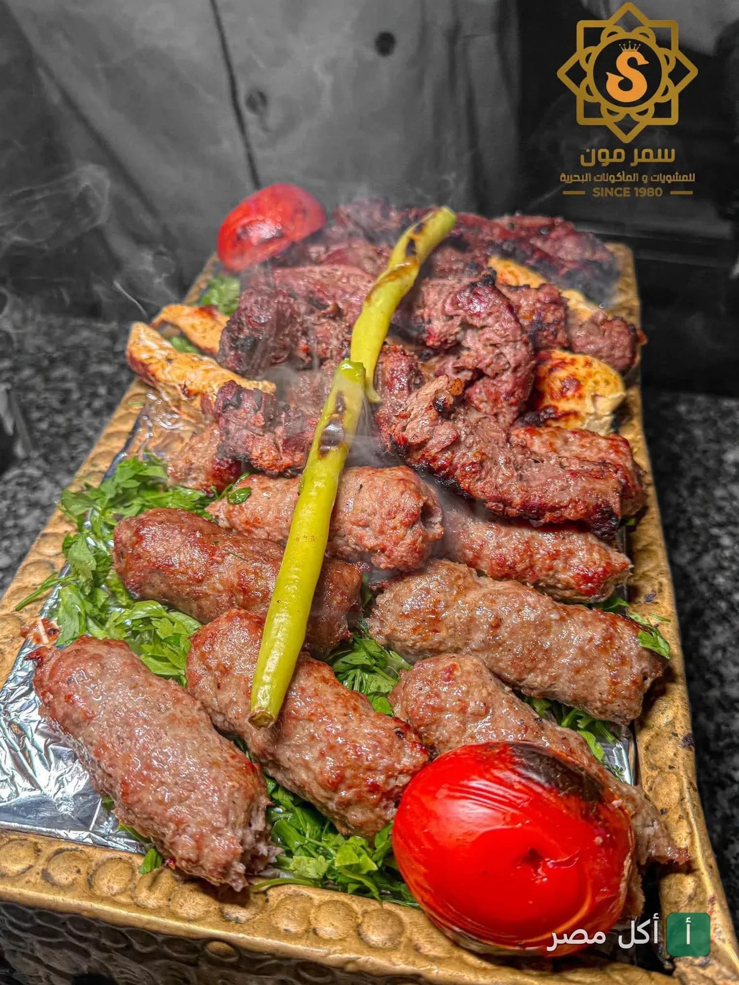 طبق مشويات مشكل من مطعم سمر مون في طنطا، يضم كفتة وكباب مع طماطم وفلفل مشوي على بقدونس.