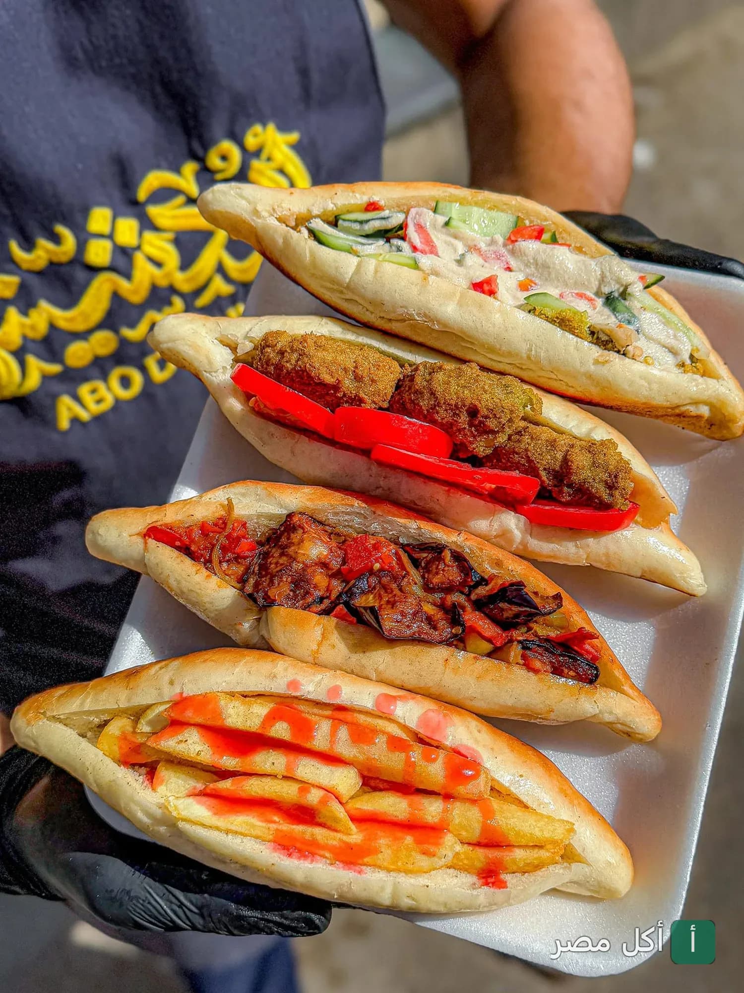 صينية تحتوي على أربع سندوتشات متنوعة من مطعم أبو دشيش في طنطا.