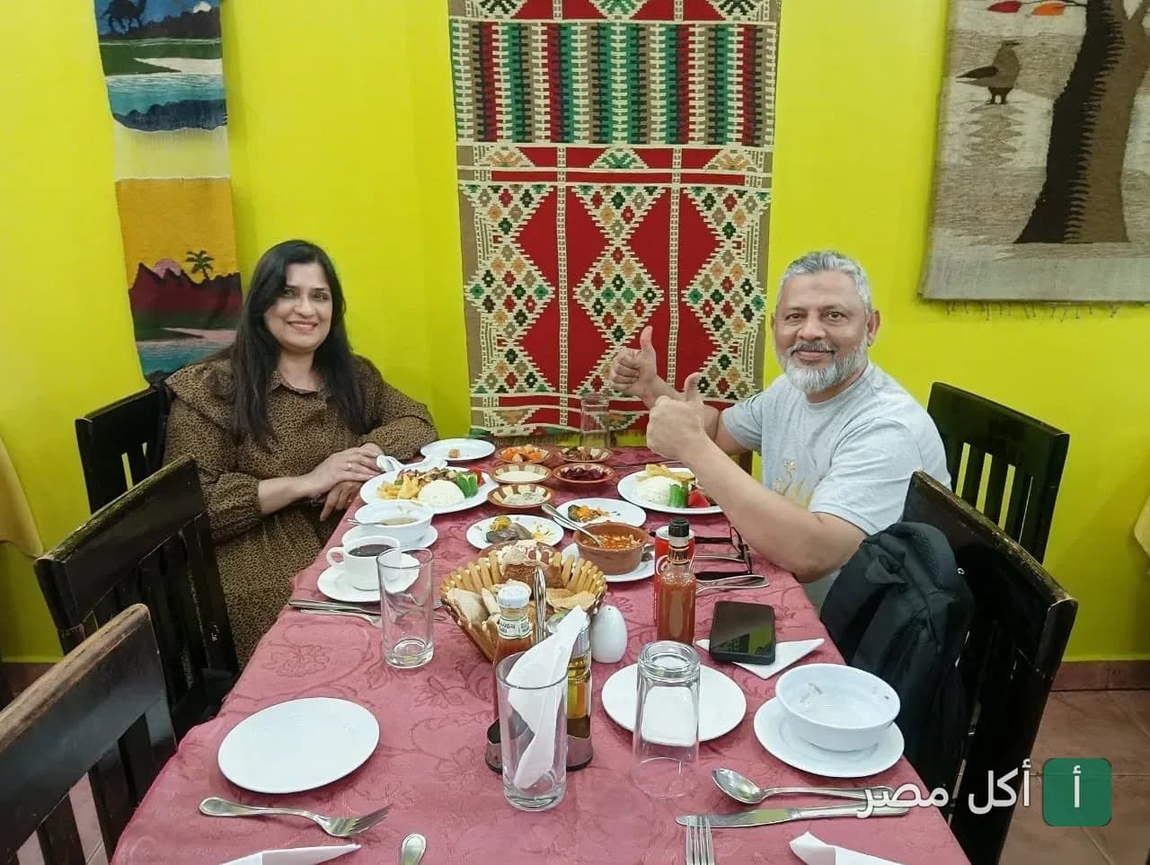 زبائن يتناولون وجبات شرقية ومشويات في مطعم الدار دارك بالهرم