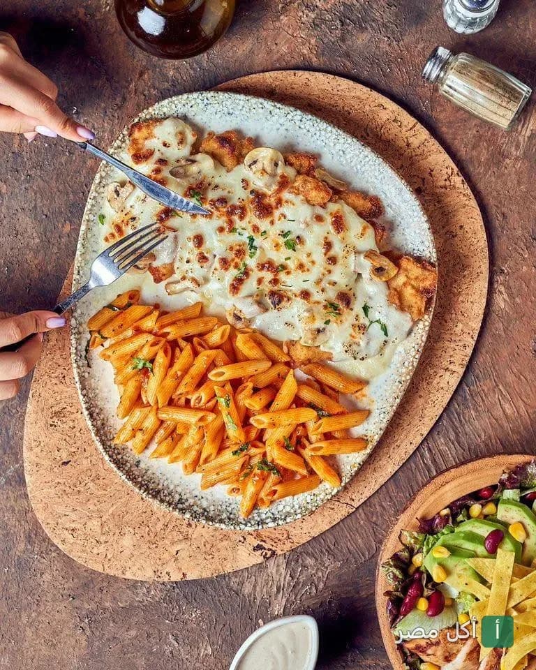 طبق دجاج بصوص المشروم والجبنة مع مكرونة بيني في مطعم اسباجو بالدقي