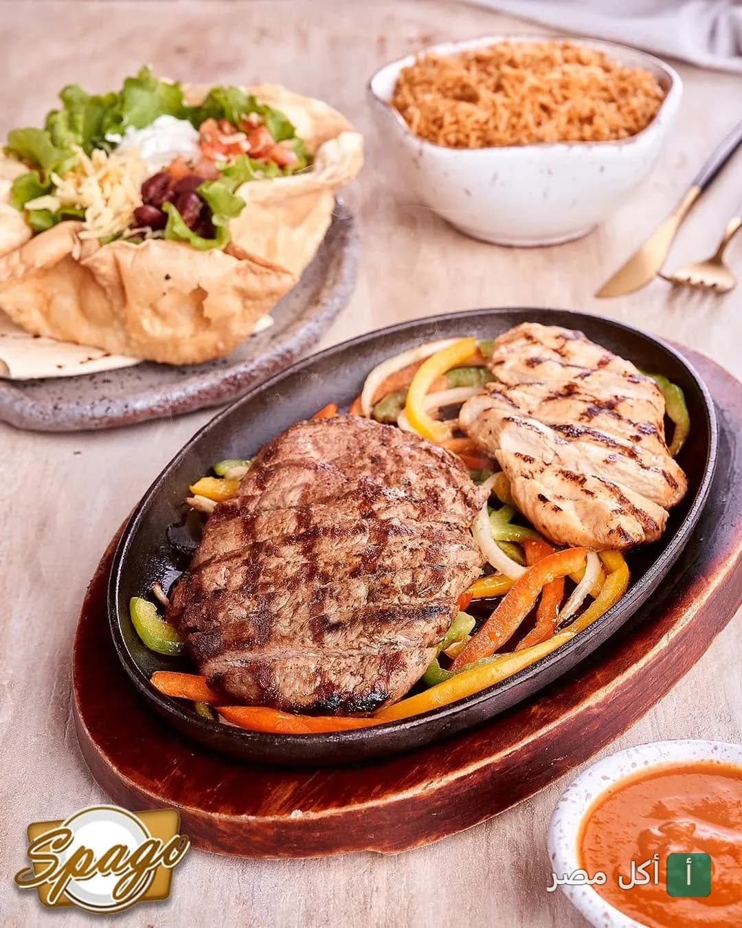 طبق مشاوي مشكل من مطعم اسباجو في الدقي، يقدم مع سلطة في خبز مقرمش وأرز.