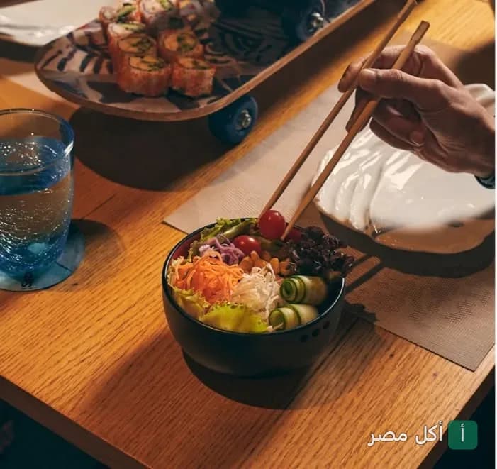 طبق سلطة ياباني طازج مع أعواد طعام في مطعم سابورو بالدقي