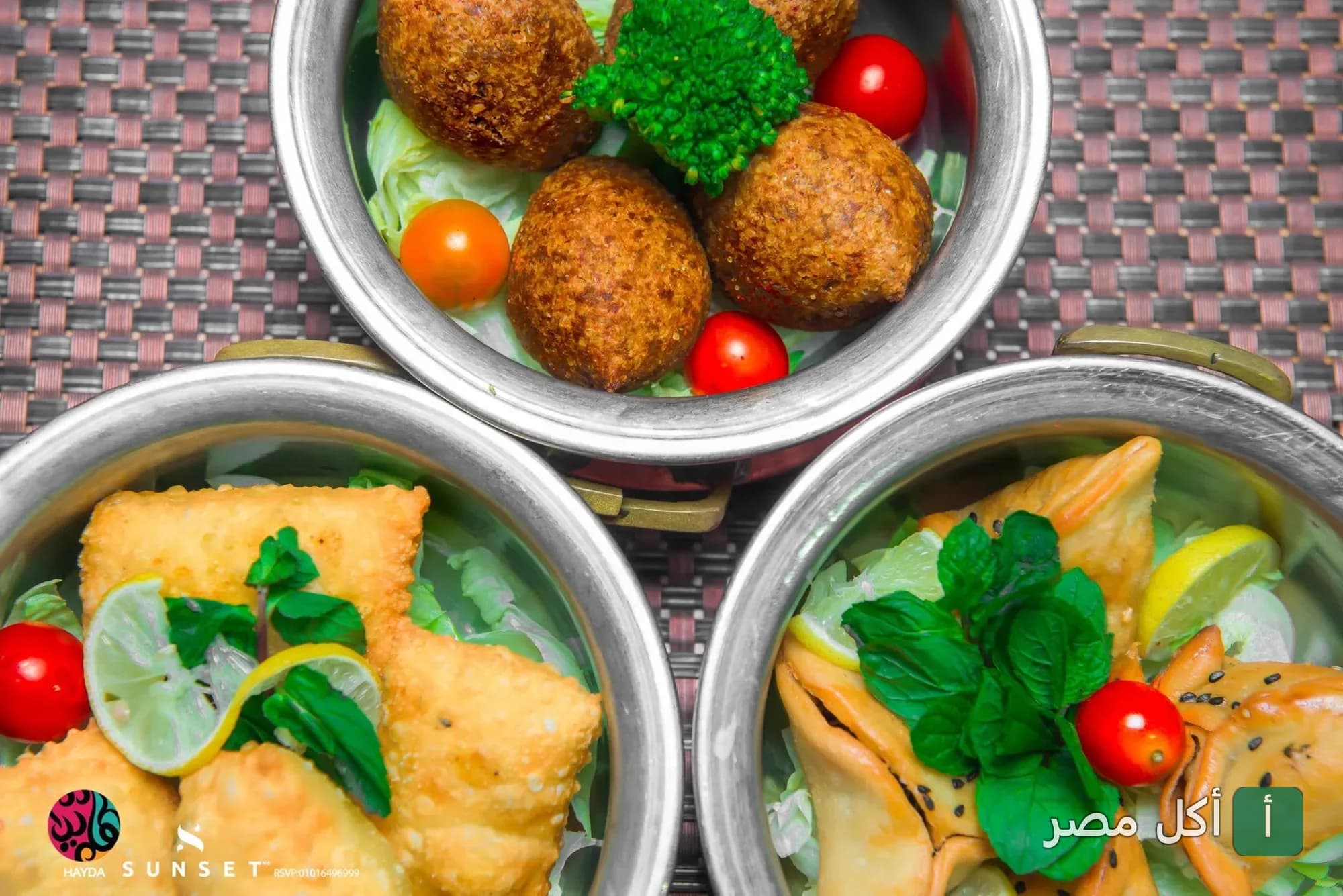 تشكيلة مقبلات لبنانية مقلية في أطباق معدنية بمطعم هايدا في الجيزة