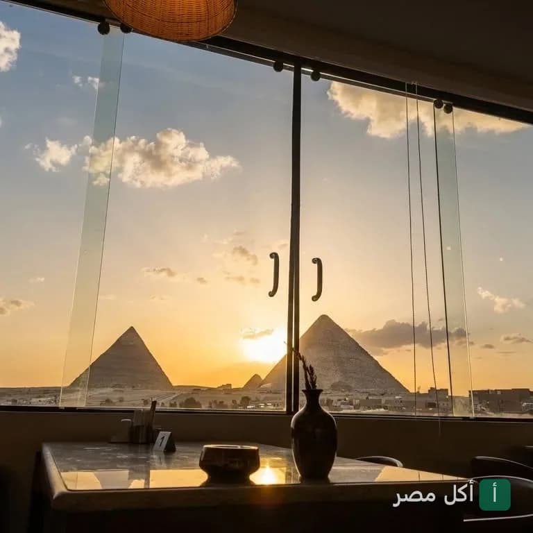 إطلالة بانورامية على أهرامات الجيزة وقت الغروب من داخل 139 بيراميدز لاونج بنزلة السمان.