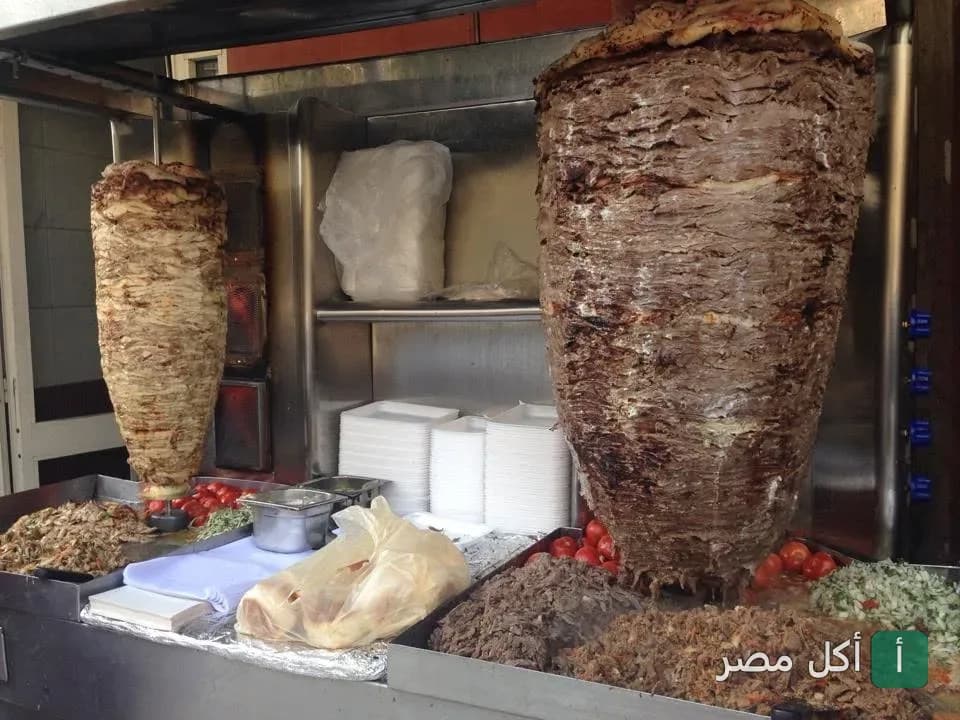 سيخ شاورما لحم وشاورما دجاج في مطعم سمسمة بالدقي، الجيزة.