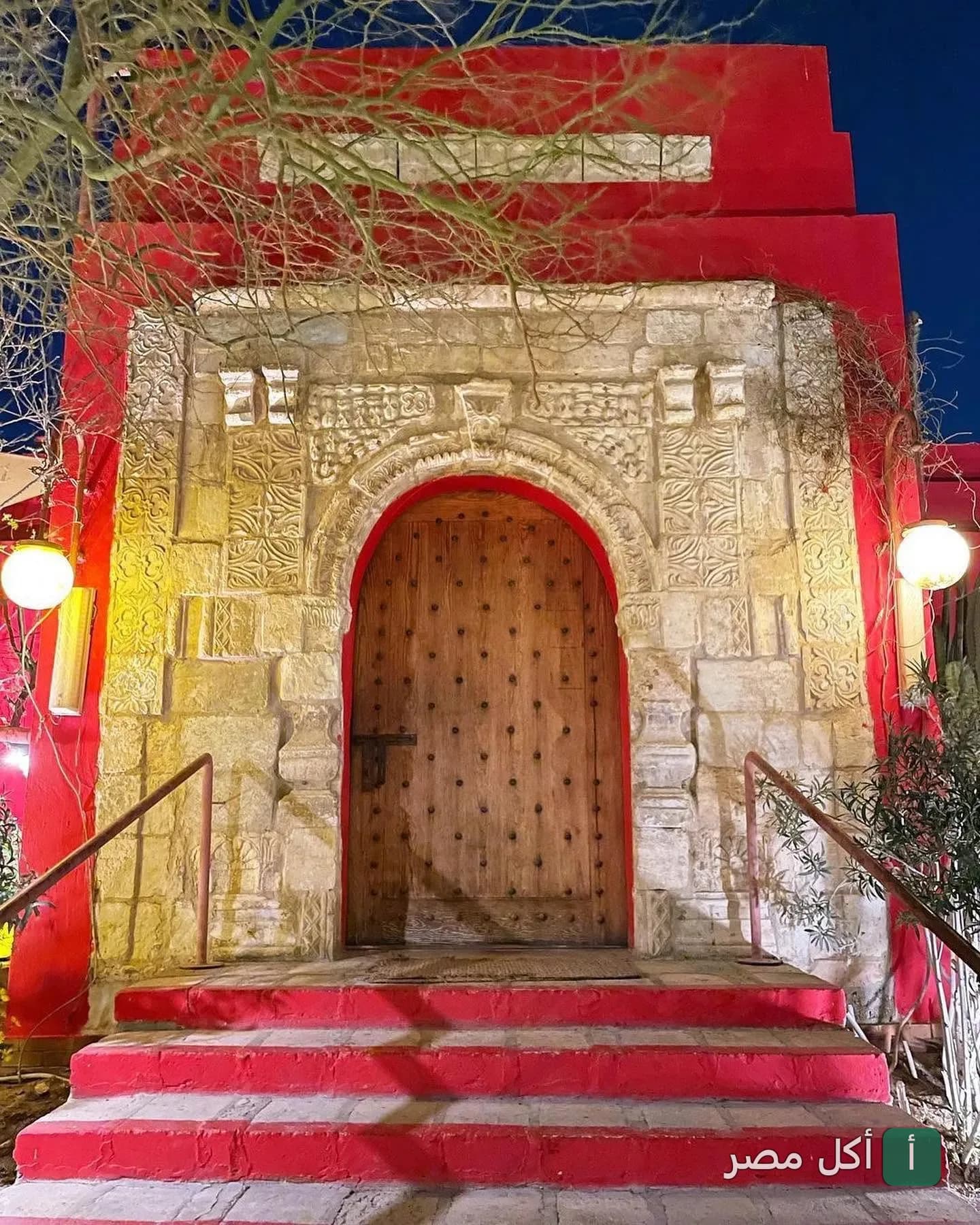 مدخل مطعم أندريا المريوطية ذو الطابع التراثي والأبواب الخشبية العتيقة في الجيزة.