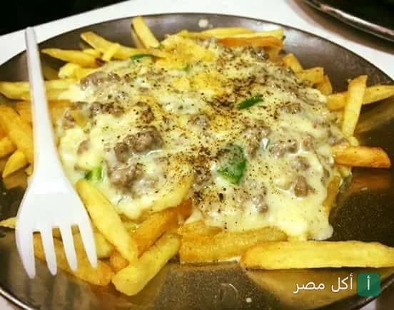 طبق بطاطس مقلية مغطاة باللحم المفروم والجبن السايح في مطعم ألبان سويسرا بالإسكندرية.