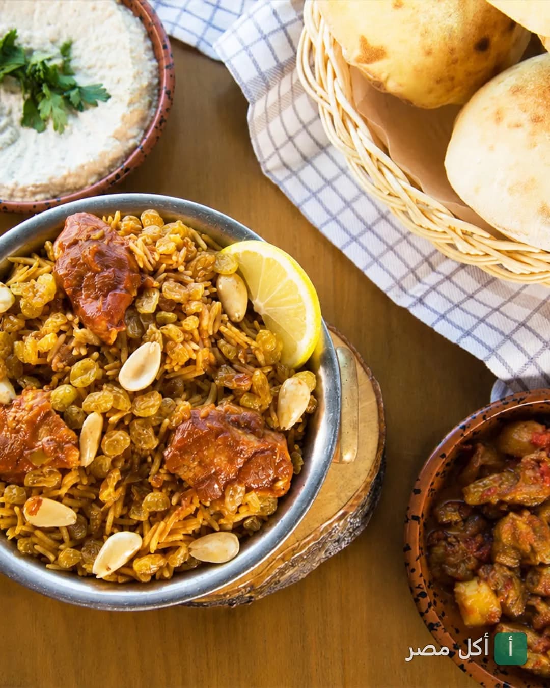 طبق أرز باللحم والمكسرات مع سلطة وخبز طازج في مطعم ابن البلد بمحطة الرمل.