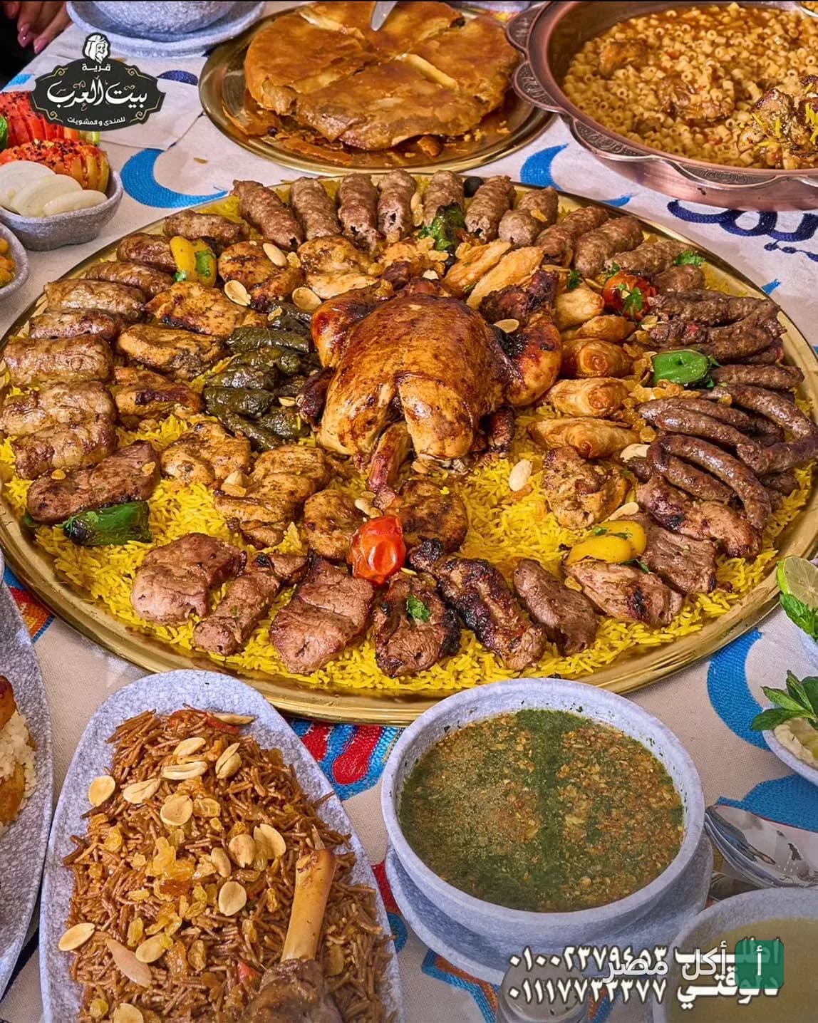 صينية مشاوي مشكلة كبيرة مع دجاج وأرز في مطعم قرية شيخ العرب بالساحل الشمالي.