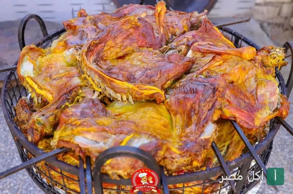 لحم مشوي على الطريقة التقليدية في مطعم المبروك بسيدي عبدالرحمن، الساحل الشمالي.