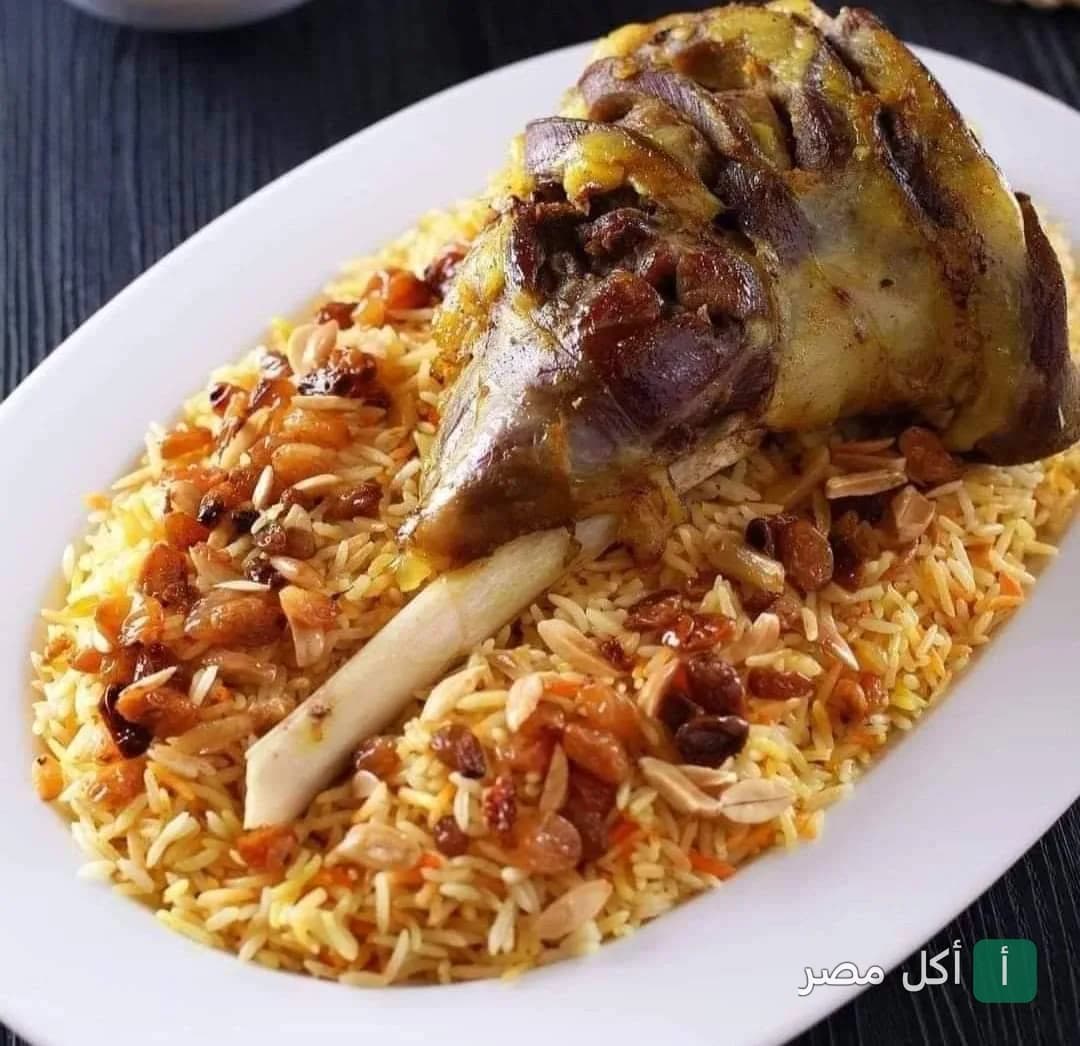 طبق موزة ضاني مشوية مع أرز بالمكسرات والزبيب من مشويات القشيط في العلمين