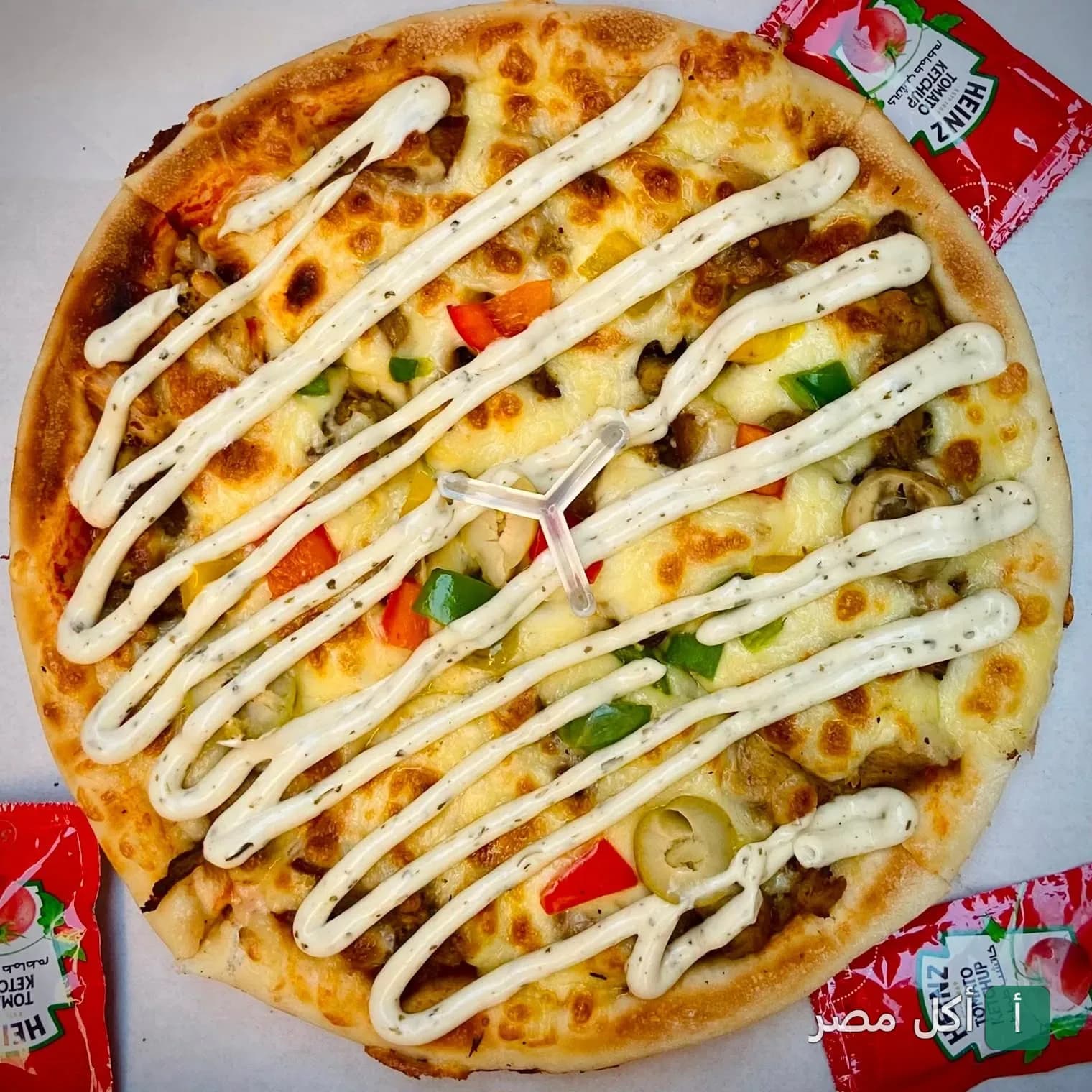 بيتزا بالخضار والجبن مع صوص أبيض في مطعم ميلانو بالسنطة.