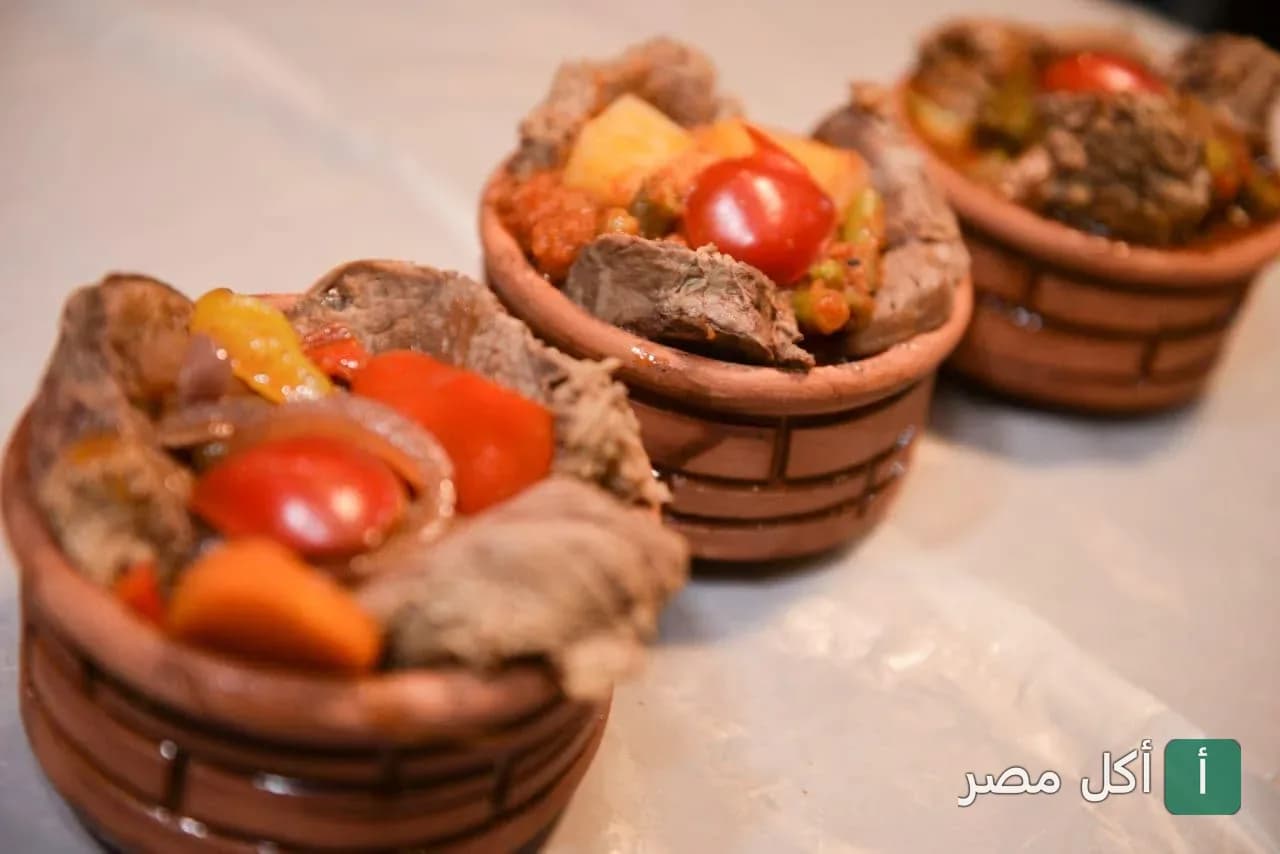 طواجن لحم بالخضار في مطعم حضر موت السنطة