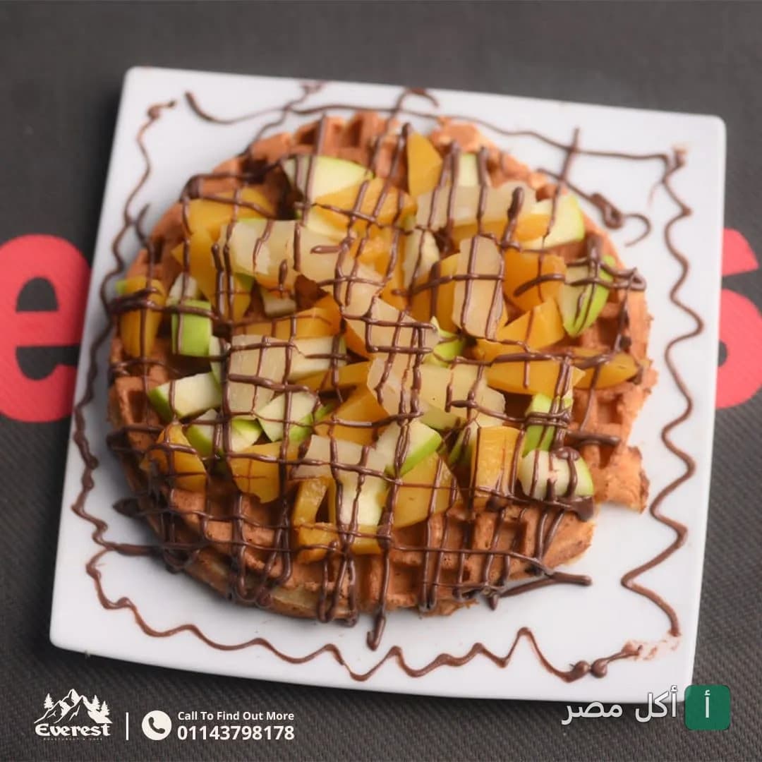 وافل بقطع الفاكهة وصوص الشوكولاتة من مطعم وكافيه إيفرست في السنطة.