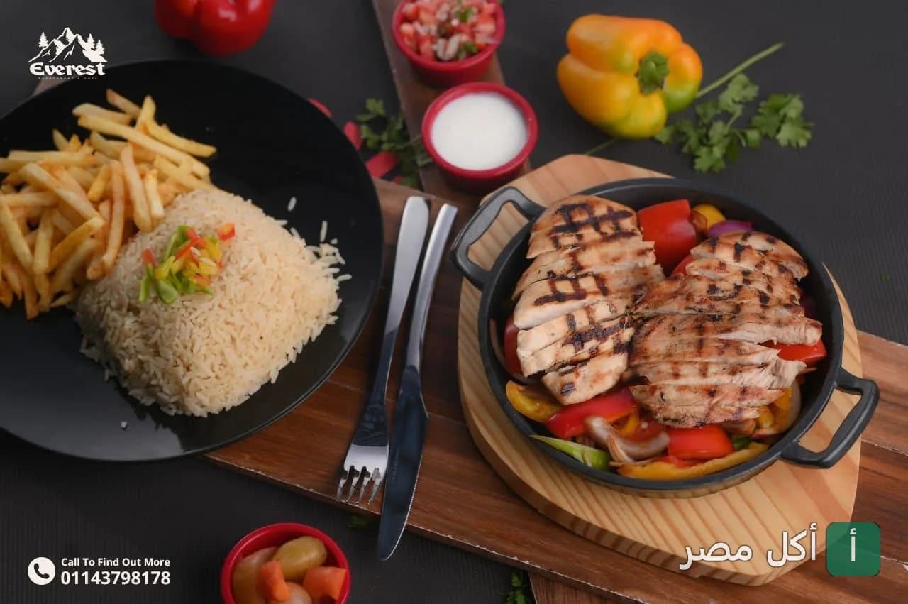 وجبة دجاج مشوي مع أرز وبطاطس مقلية في مطعم وكافيه إيفرست بالسنطة.