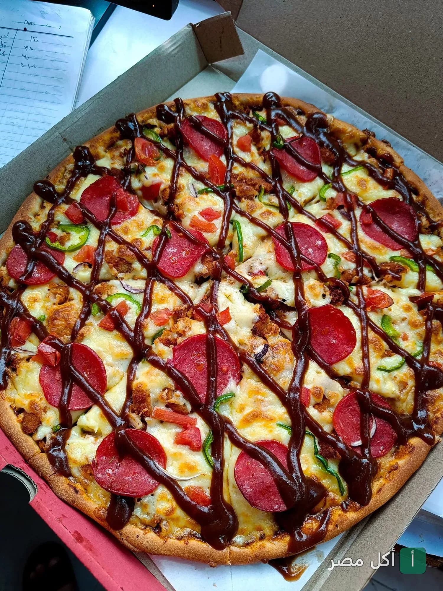 بيتزا بالبيبروني وصوص الباربكيو في علبة كرتون من مطعم زادي بيتزا بالسنطة.