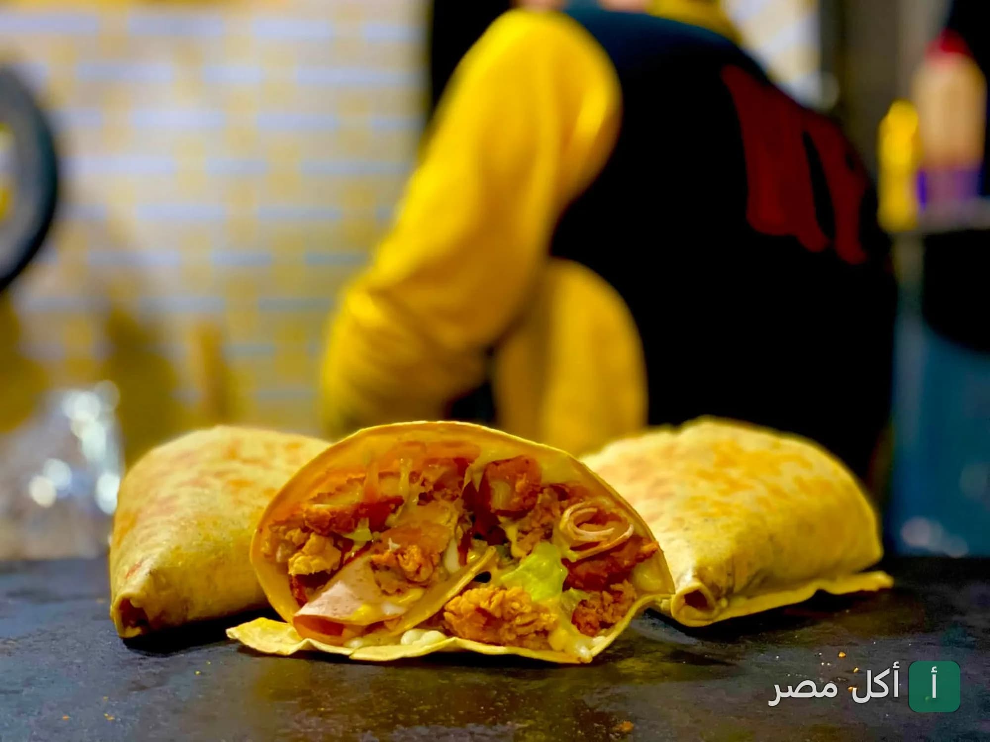 ساندوتشات كريب محشوة بالدجاج المقرمش في مطعم كريباوي بالسنطة