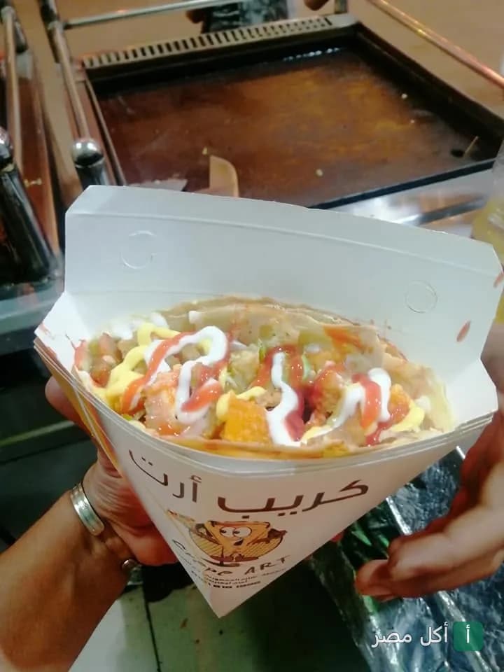 ساندوتش كريب في علبة ورقية تحمل شعار مطعم كريب آرت في السنطة