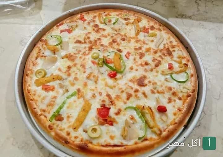 بيتزا بالجبنة والخضروات في صينية دائرية من مطعم زمزم في كفر كلا الباب بالسنطة.