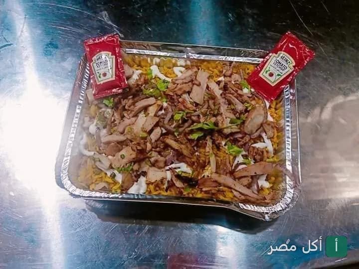 وجبة شاورما مع أرز في علبة ألومنيوم من مطعم زمزم في السنطة.