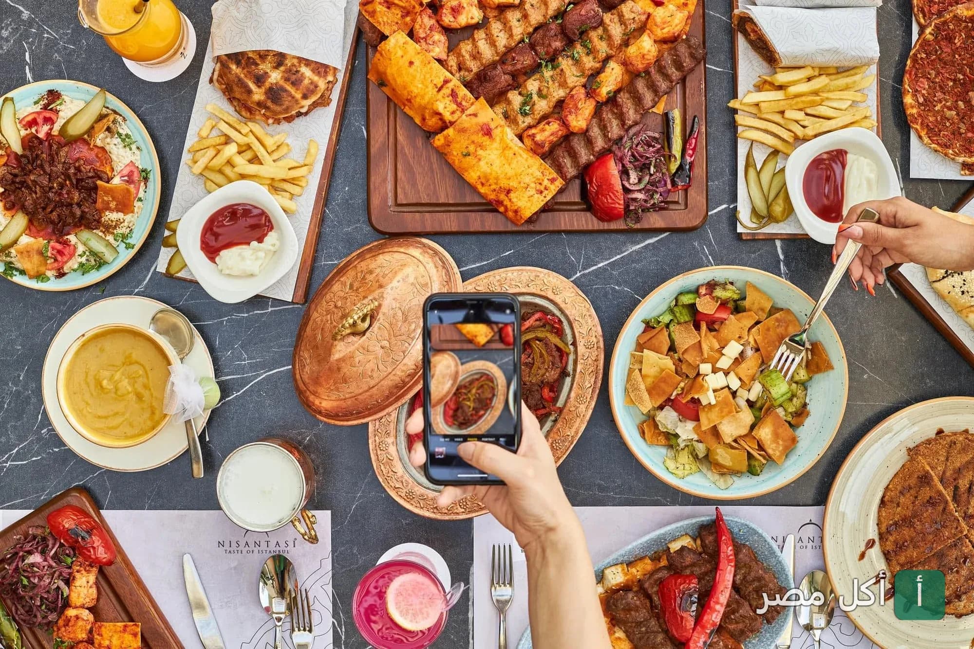 مائدة عامرة بأطباق المشويات والمقبلات المتنوعة في مطعم نيشانتاشي بذا فيليج، القاهرة الجديدة.