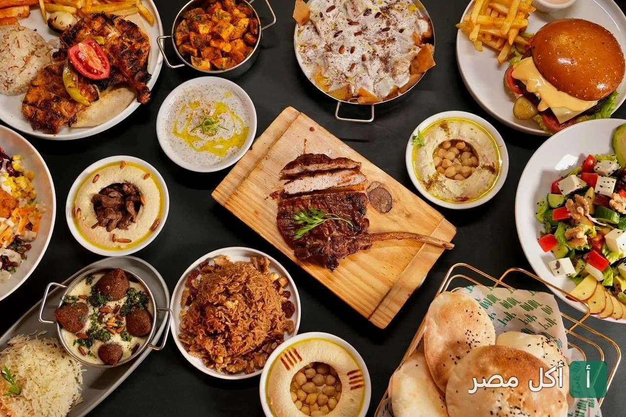 تشكيلة متنوعة من الأطباق الشرقية والمشويات على طاولة في مطعم داليدا بالزمالك.